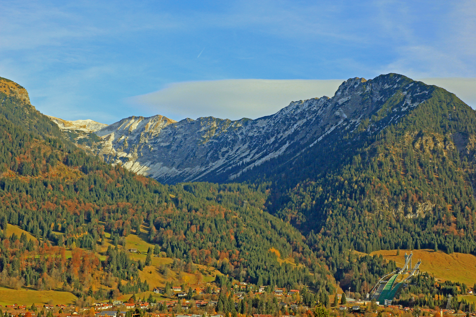 Rechts unten im Bild die Schattenbergschanze bzw. Audi Arena Oberstdorf (Bayern) 