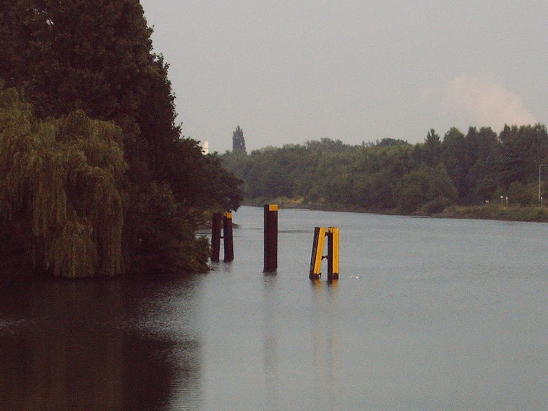 Rechts vom Kanalhafen