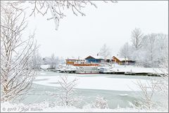 Recker "Marina-Yachthafen" versinkt unter kalter Winterdecke