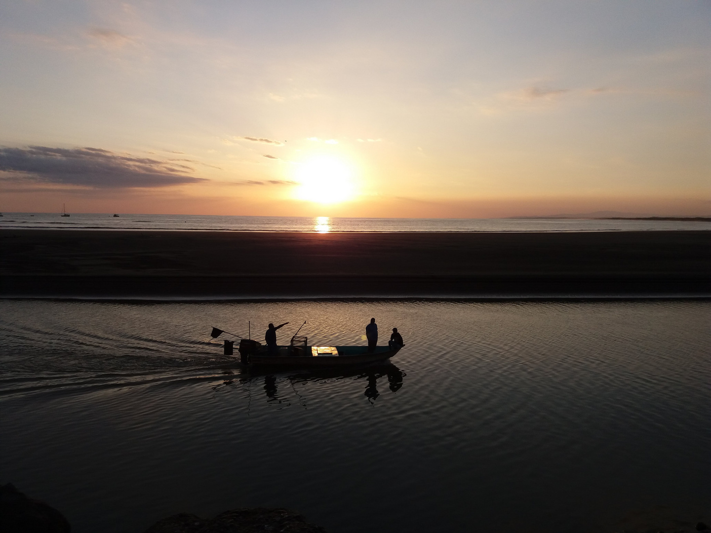 Recogida con el atardecer en Quepos de un día habitual para los lugareños. 