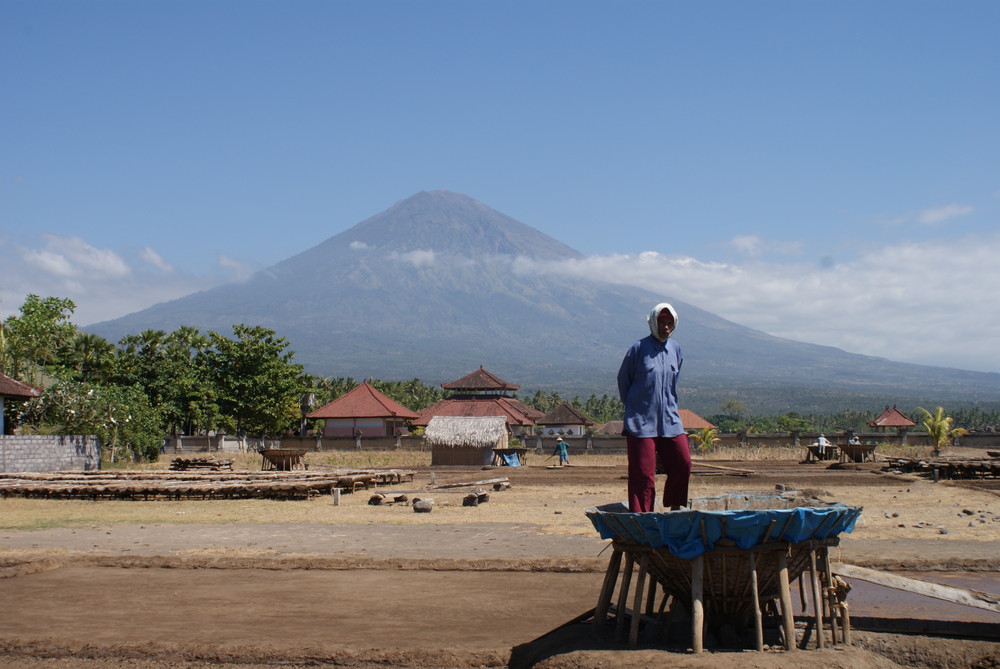 Récolte du sel devant le mont agung (bali)