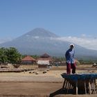 Récolte du sel devant le mont agung (bali)