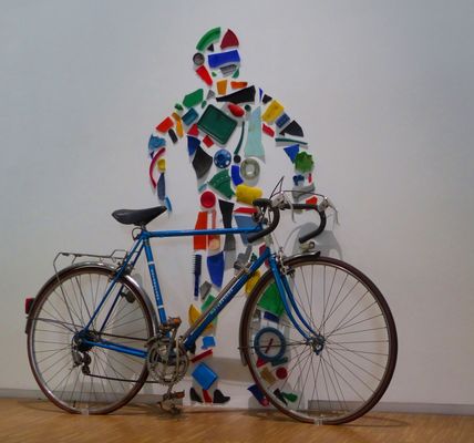 Recycled: Autoporträt (1981) von Tony Cragg. Centre Pompidou, Paris 2019