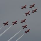 Red Arrows im Formationsflug über Farnborough 2006