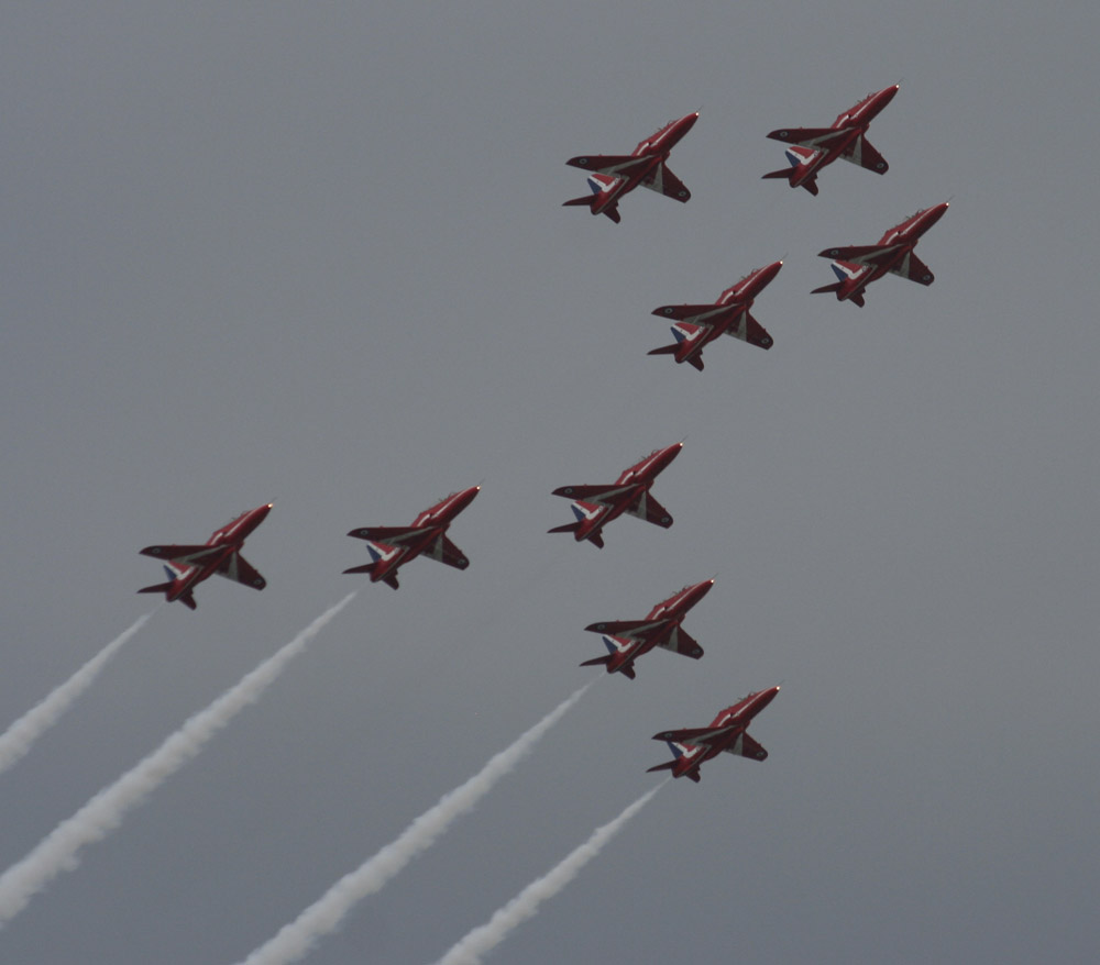 Red Arrows im Formationsflug über Farnborough 2006