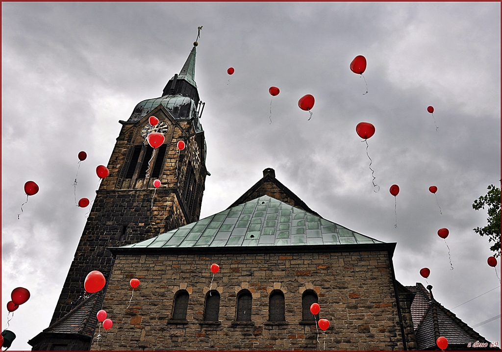 Red ballons on white wedding...