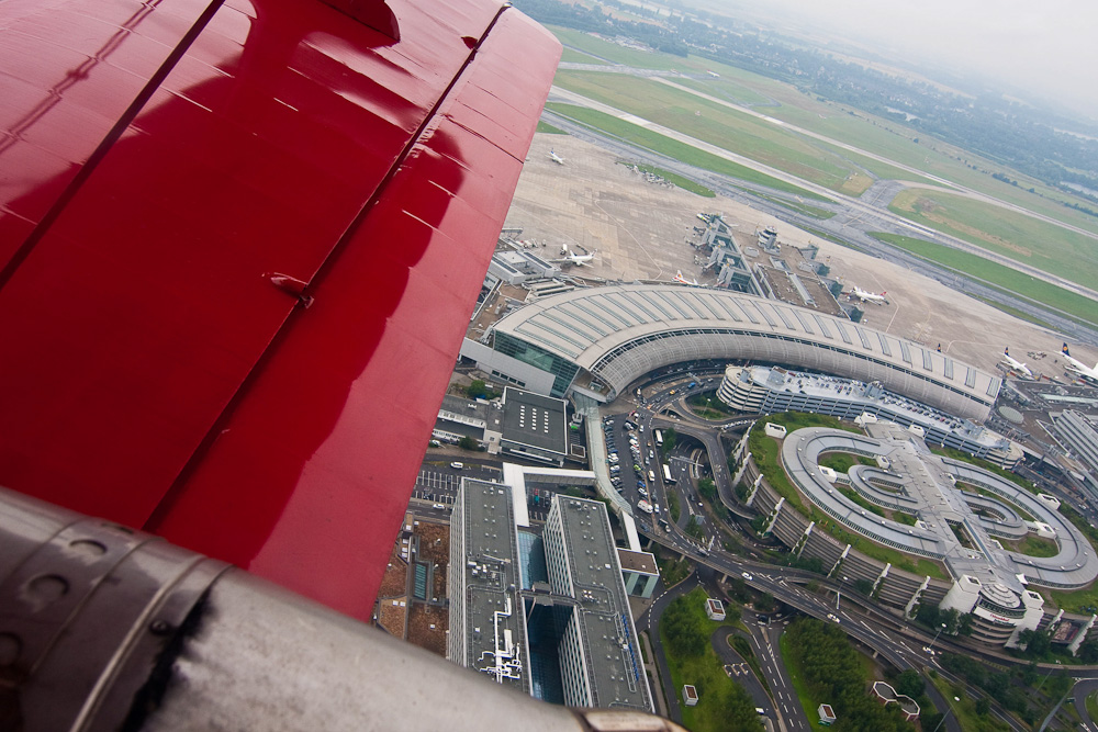 Red Baron über Flughafen Düsseldorf