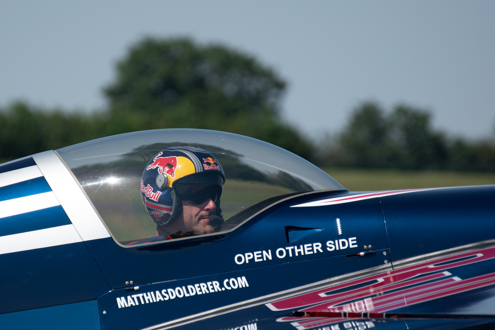 Red Bull Air Race Pilot Matthias Dolderer beim Flughafenfest Erfurt 2019