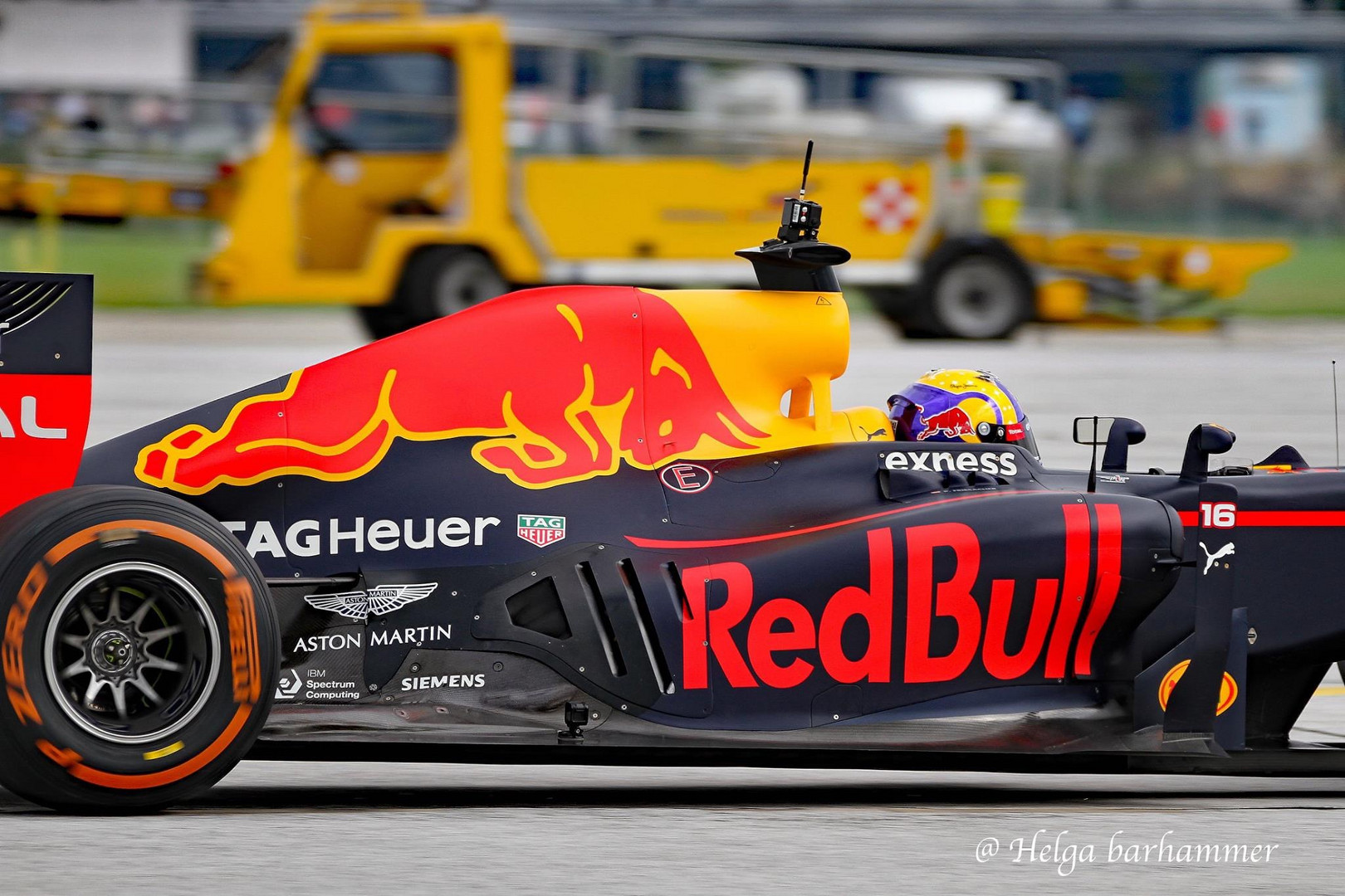 Red Bull F1 Auto Flughafenfest Salzburg