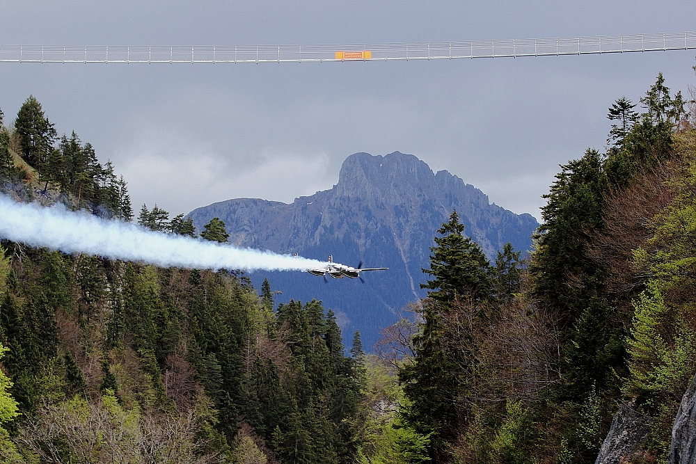 Red Bull Lockheed P-38 Lightning - beim Unterfliegen der highline179