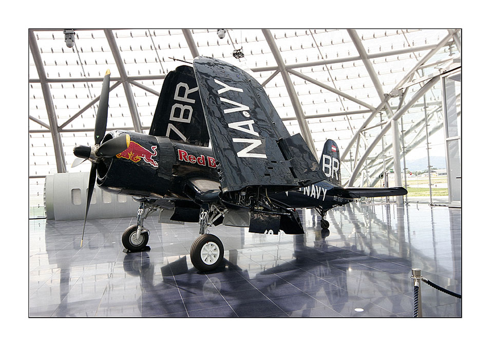 Red Bull Maschine Oldtimer im Hangar 7 Salzburg