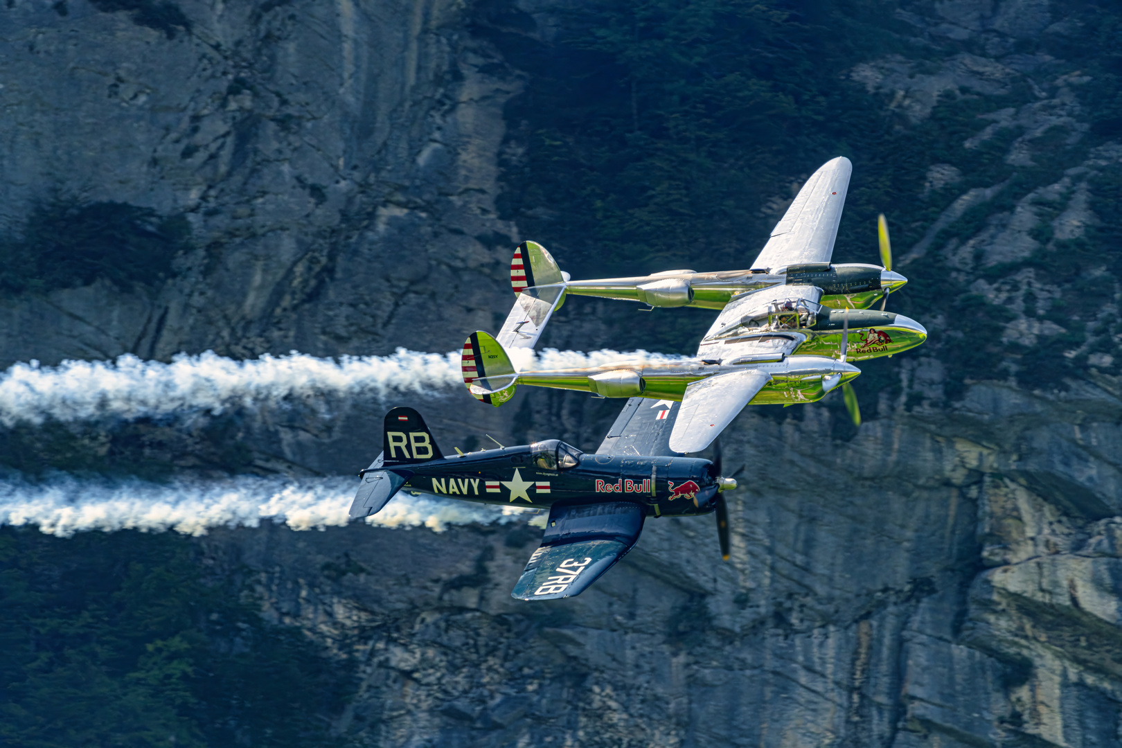 Red Bull P38 Lightning und Corsair in Mollis