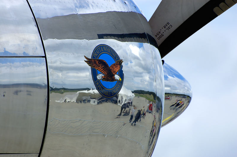 Red Bull (The Flying Bulls), Douglas DC-6: Detailaufnahme eines Triebwerks