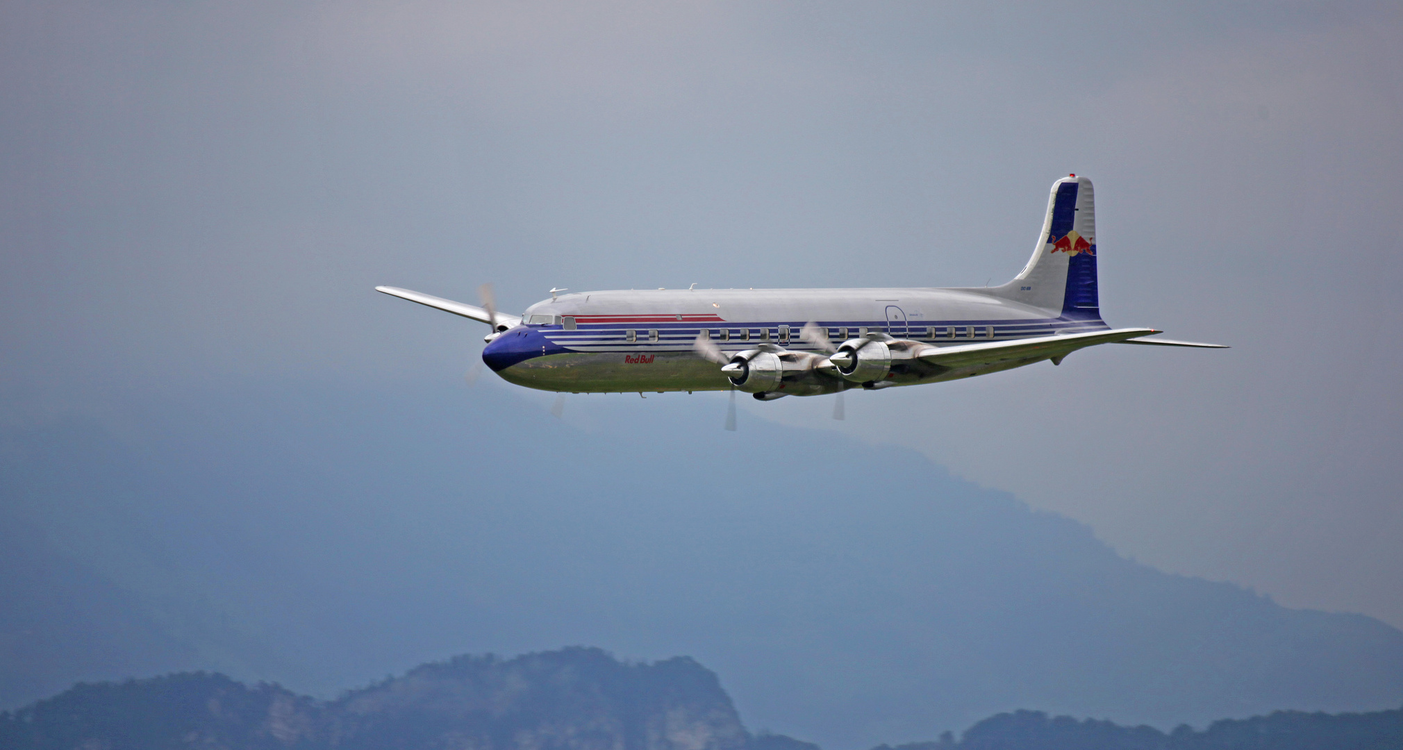 Red Bull verleiht der Douglas DC 4 wieder Flügel