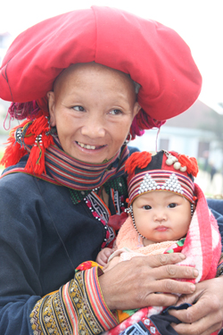 Red Dao Lady with her son