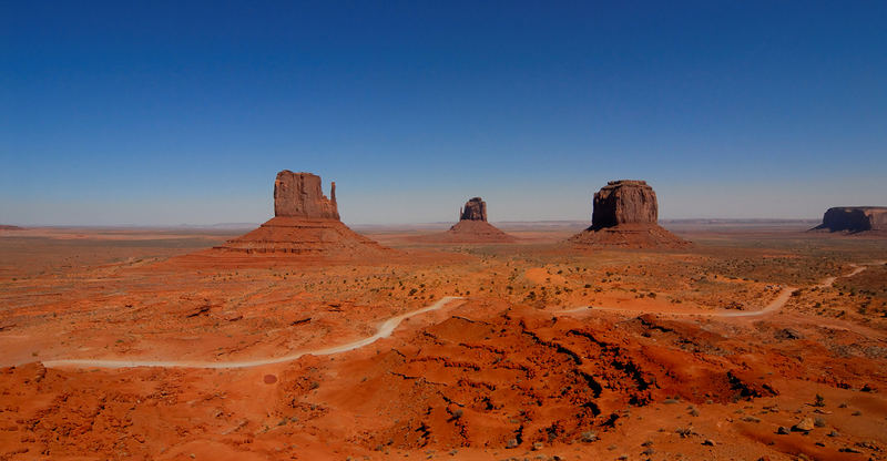 Red is so gorgeous , here you see the Monument Valley NP