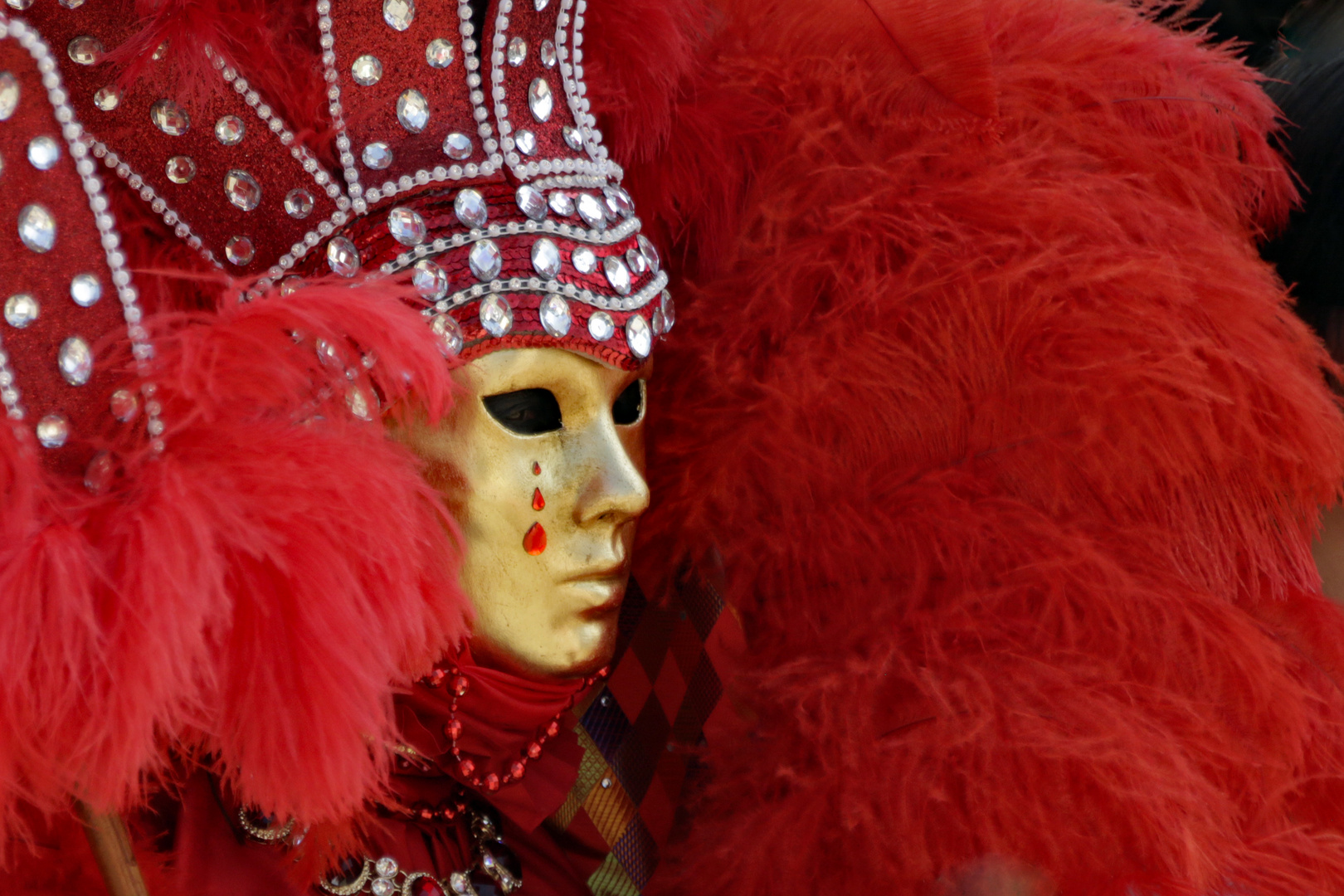 Red Man mit Goldmaske