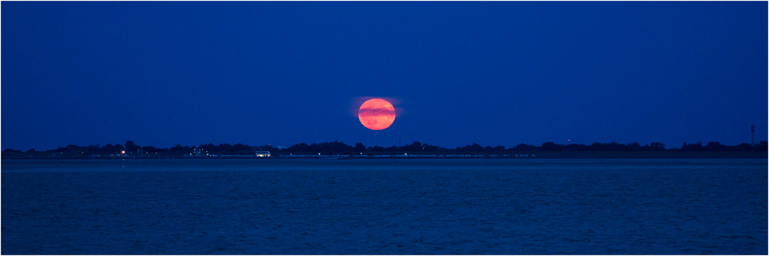 Red Moonrise