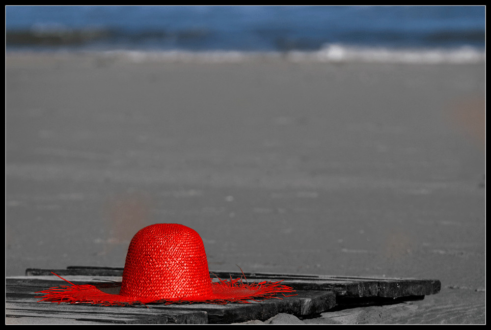 "Red point on solitary beach" di Antonio Morri