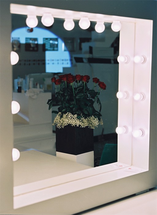 red-roses-in-the-mirror