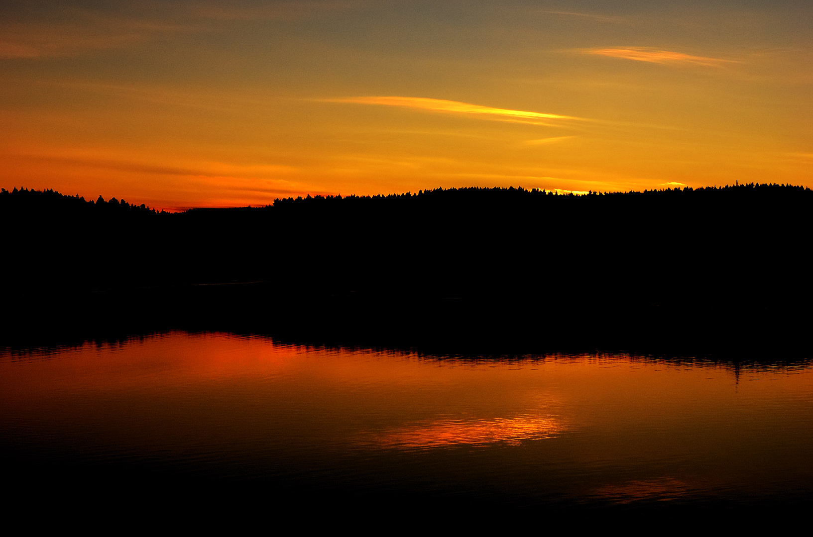 red sky - red lake