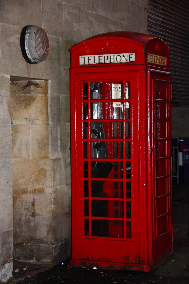 red * telephone * red