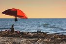 Red umbrella von Alberto Valente 