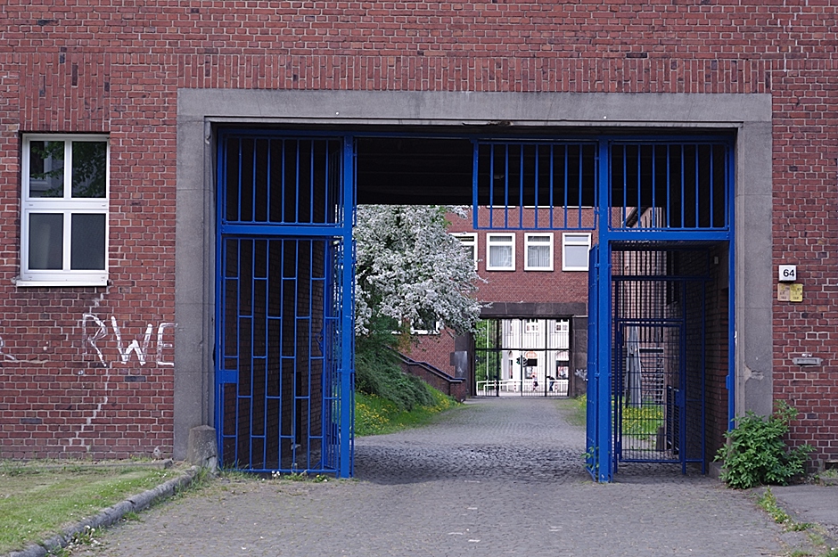 Red&Blue&Gate&Through