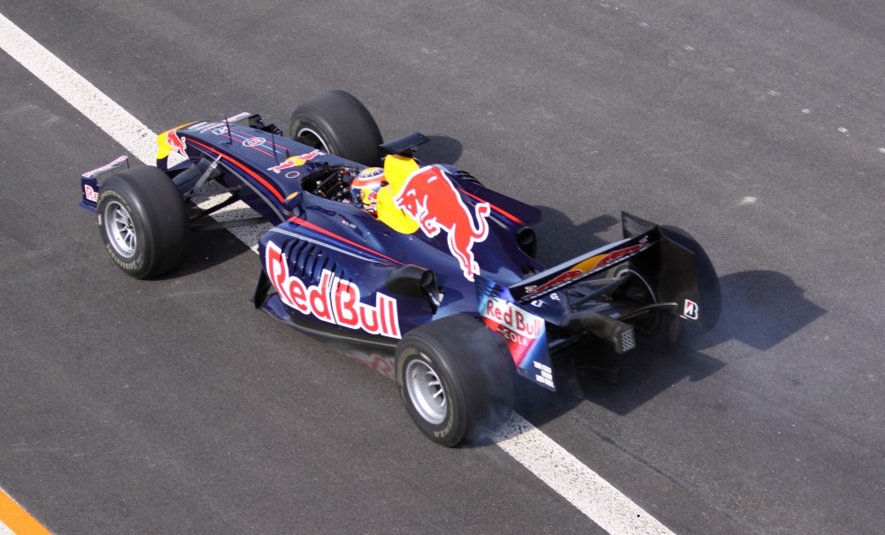 RedBull V10 auf Schweizer Autobahn A3 (Westumfahrung Zürich)