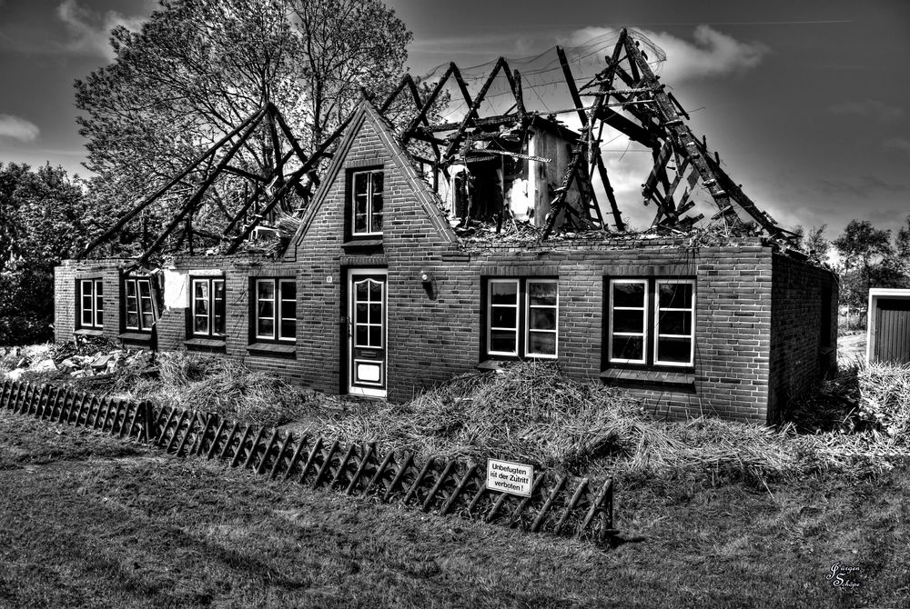 Reetdach Haus ein Raub der Flammen 01