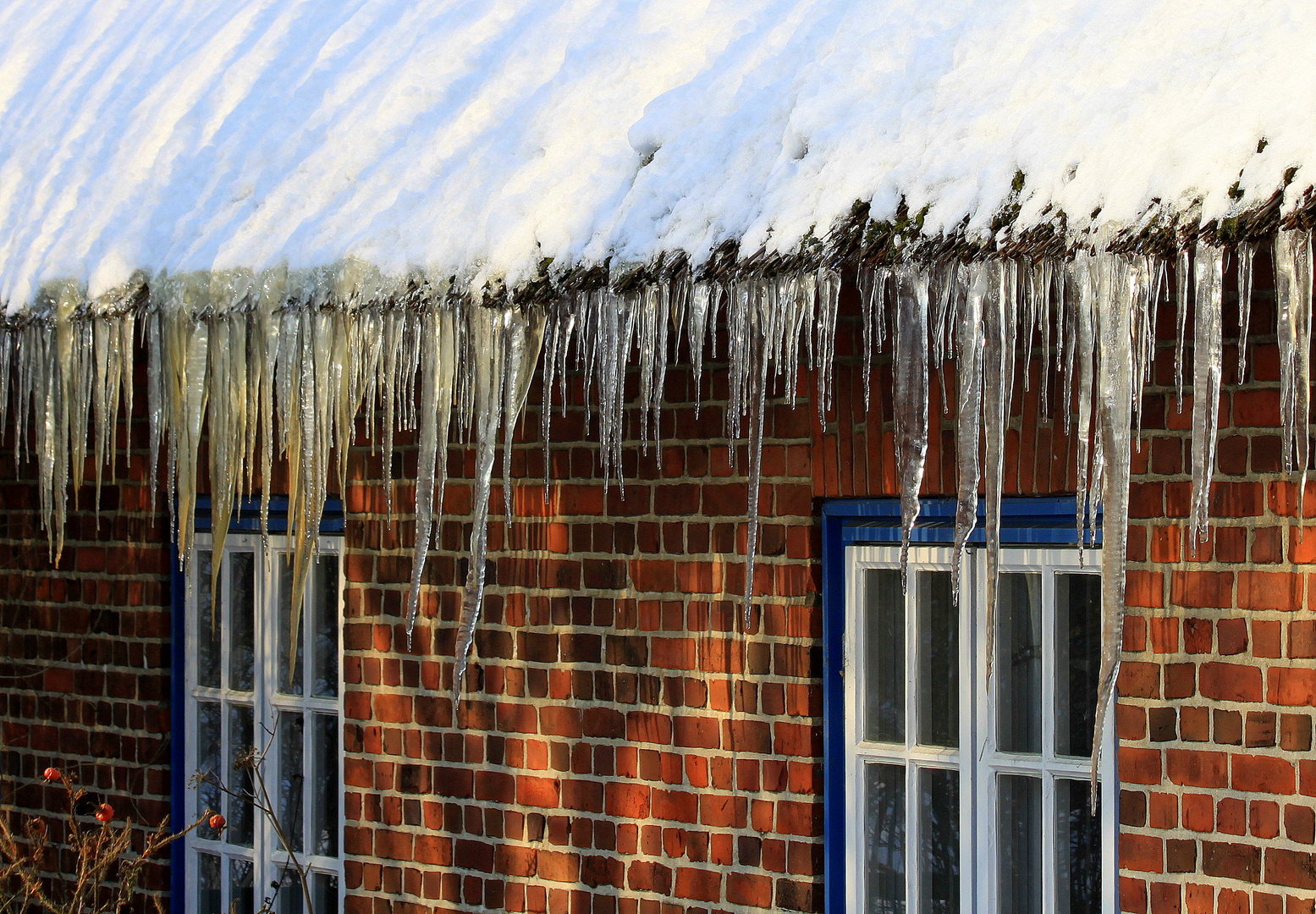 Reetdach mit Eiszapfen