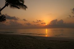 Reethi Beach Malediven Sonnenuntergang am Strand