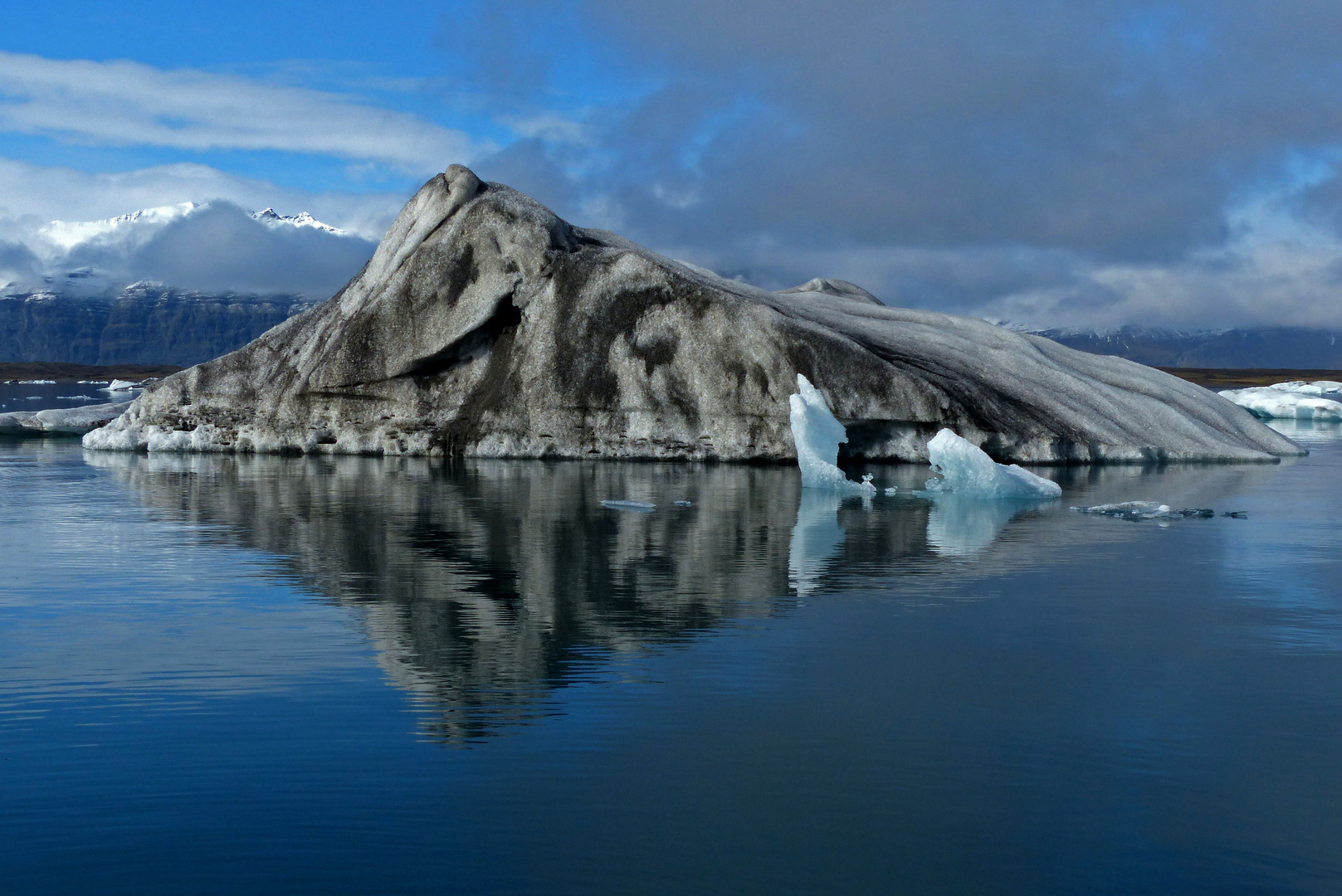 Reflection of ice with vulcano ash ...