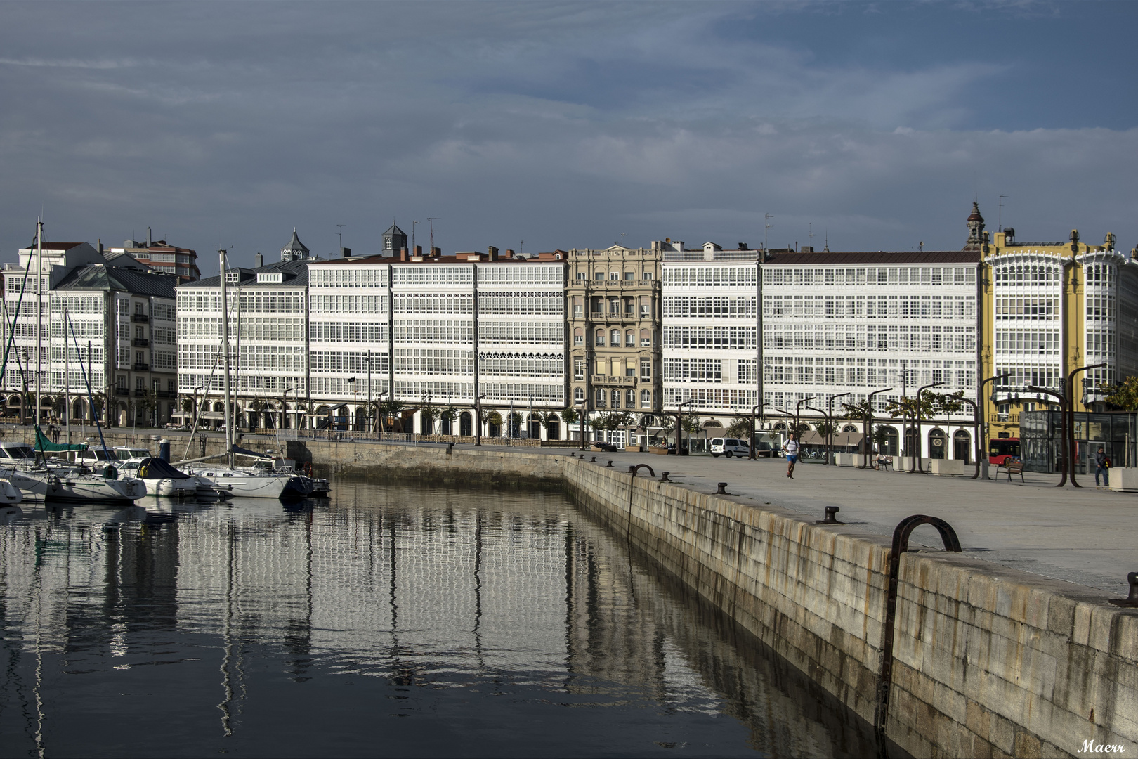 Reflejandose en el mar. La Coruña