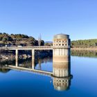 Reflejo de construcción en un embalse