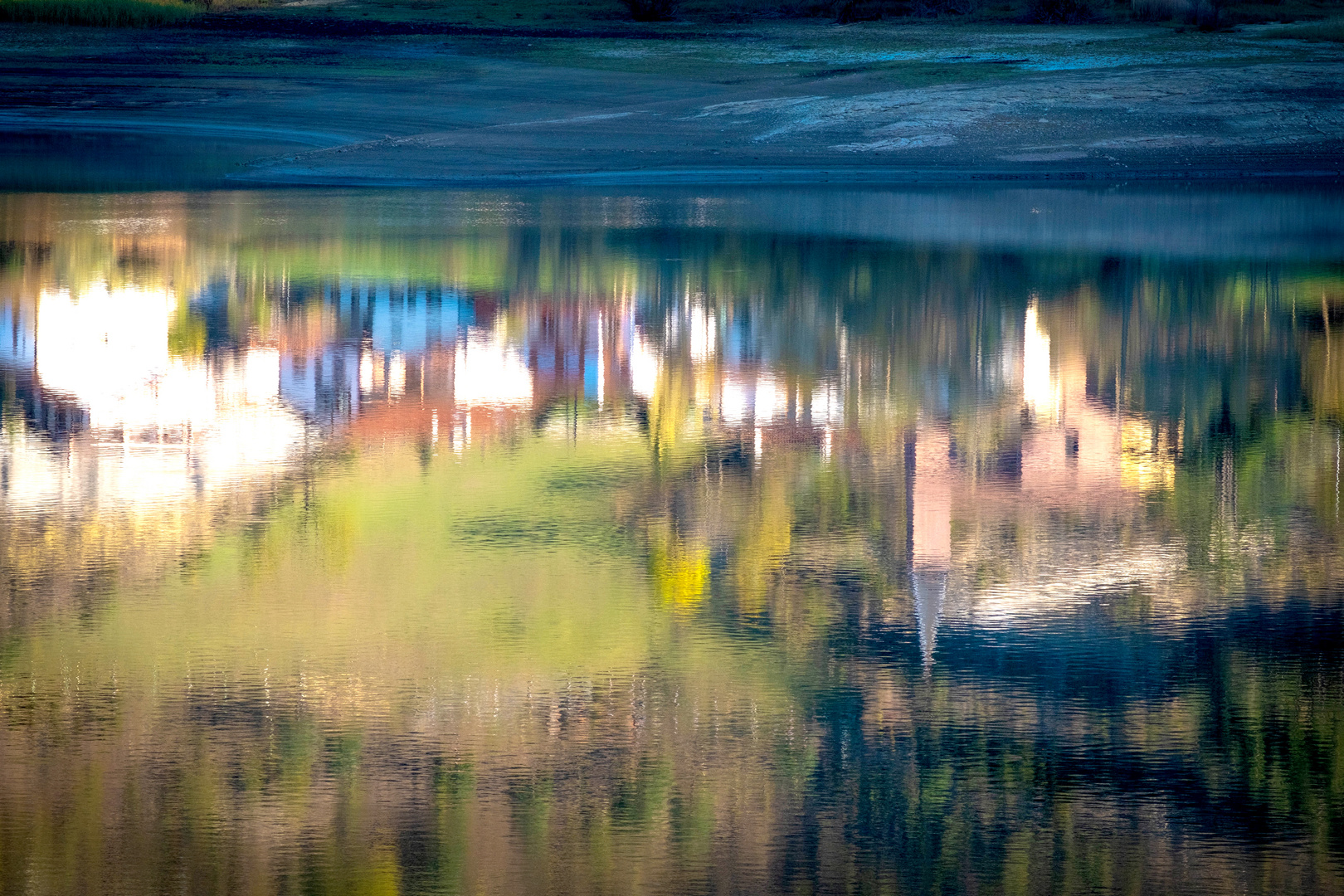 Reflejo de Eugui en el pantano