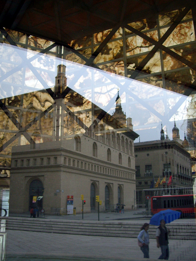 Reflejo de la Lonja en el Museo del Foro de Caesaraugusta...