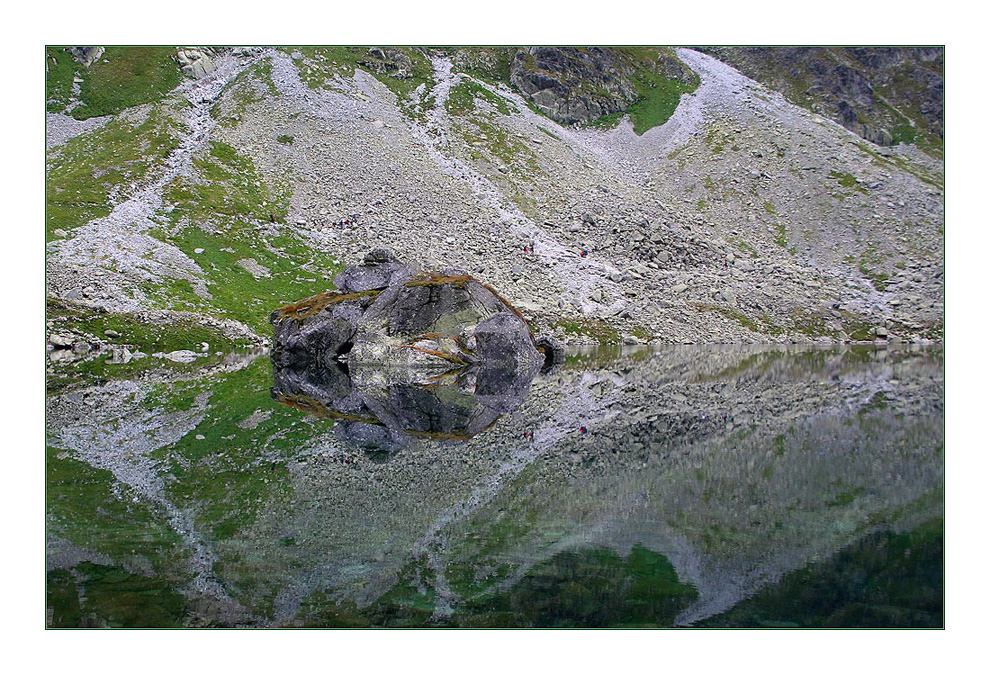 Reflejo de la montaña en el lago