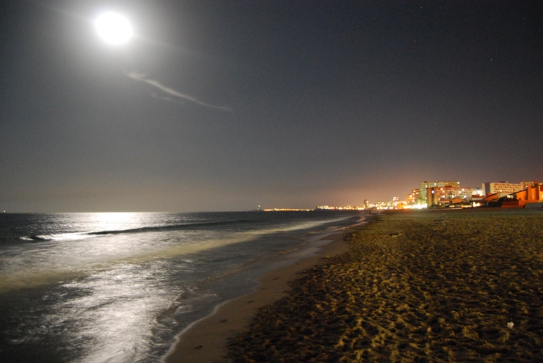 Reflejo de luna llena sobre el mar