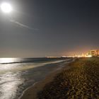 Reflejo de luna llena sobre el mar