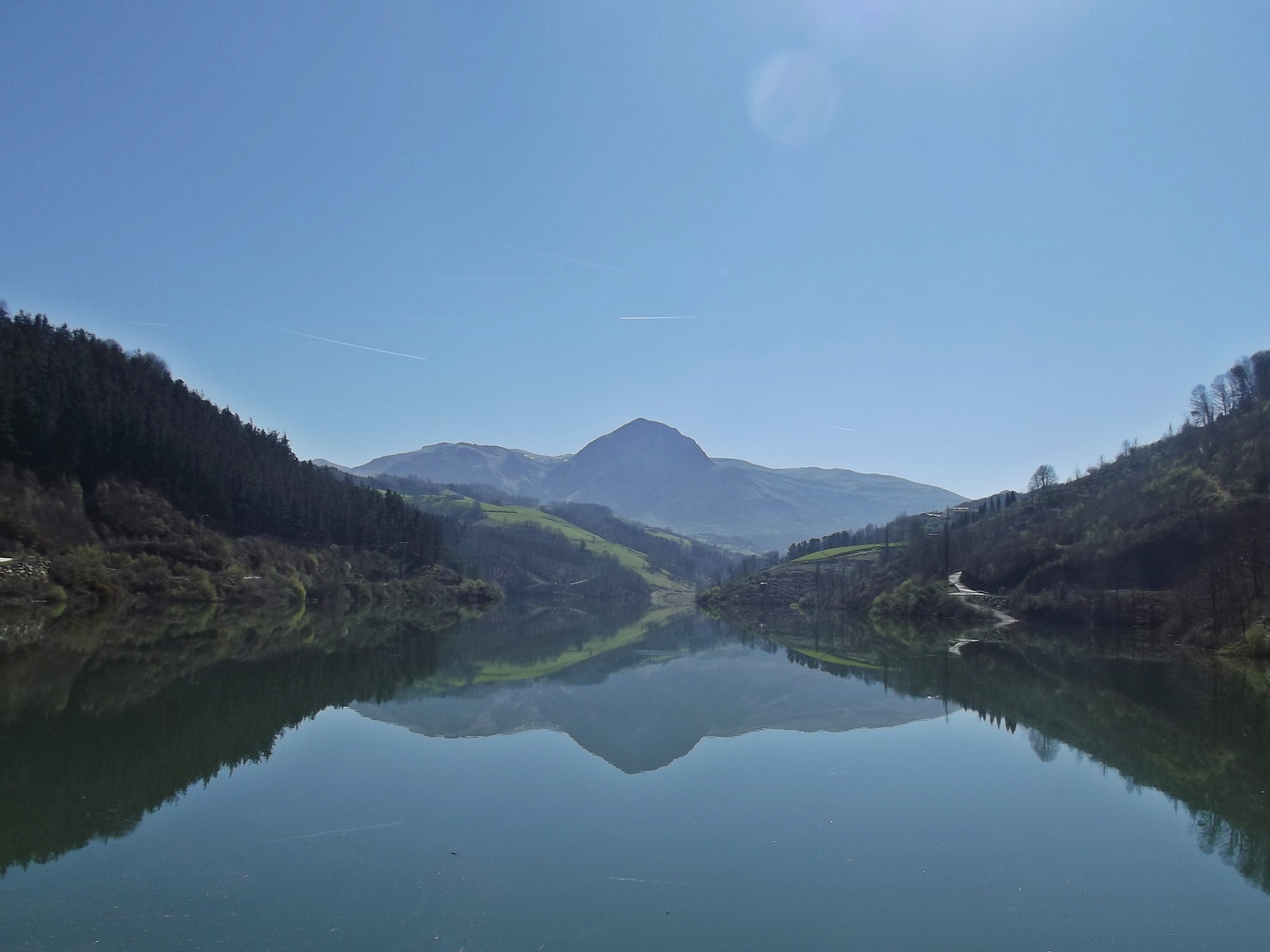 Reflejo del Monte Txindoki