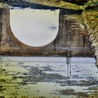 Reflejo del puente en el agua