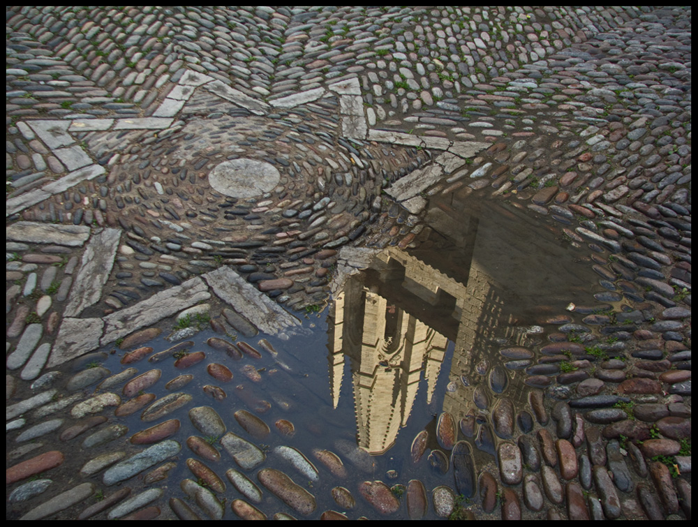 Reflejo iglesia en Girona