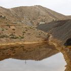 Reflejo sobre aguas amarillas