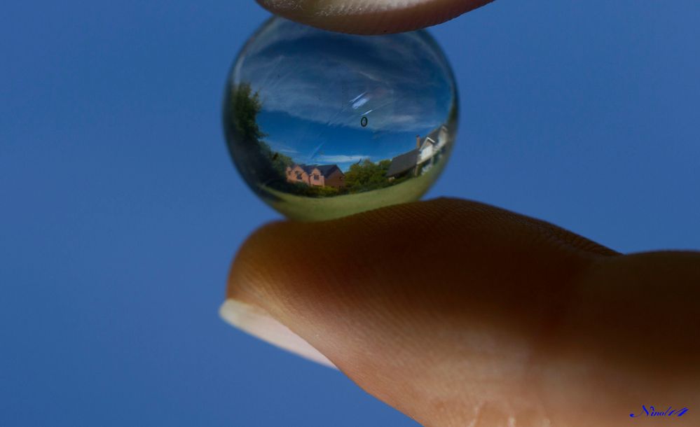 Reflejos del mundo dentro de una bolita