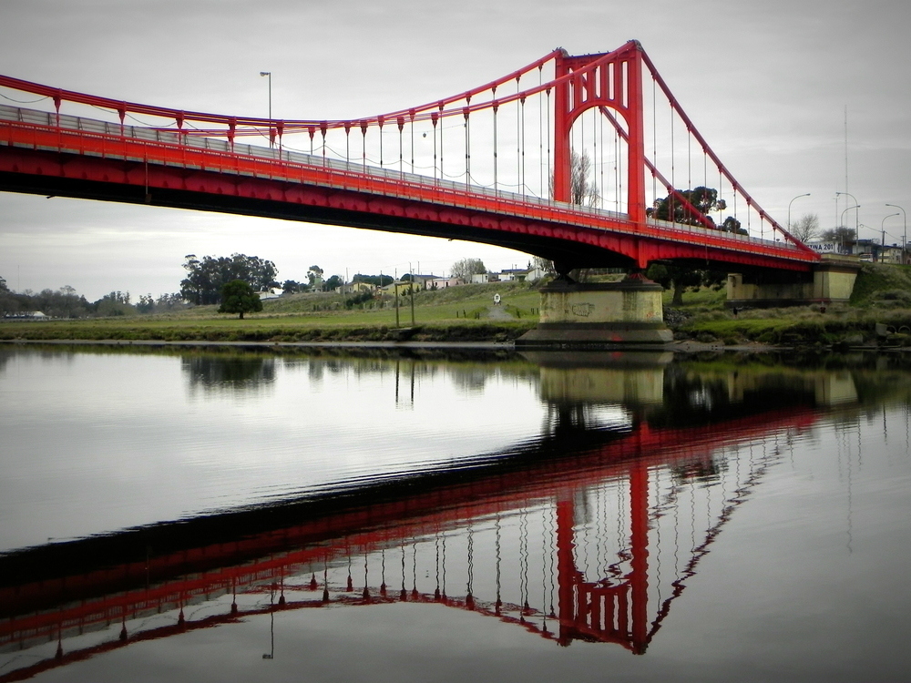 reflejos del puente colgante