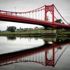 reflejos del puente colgante