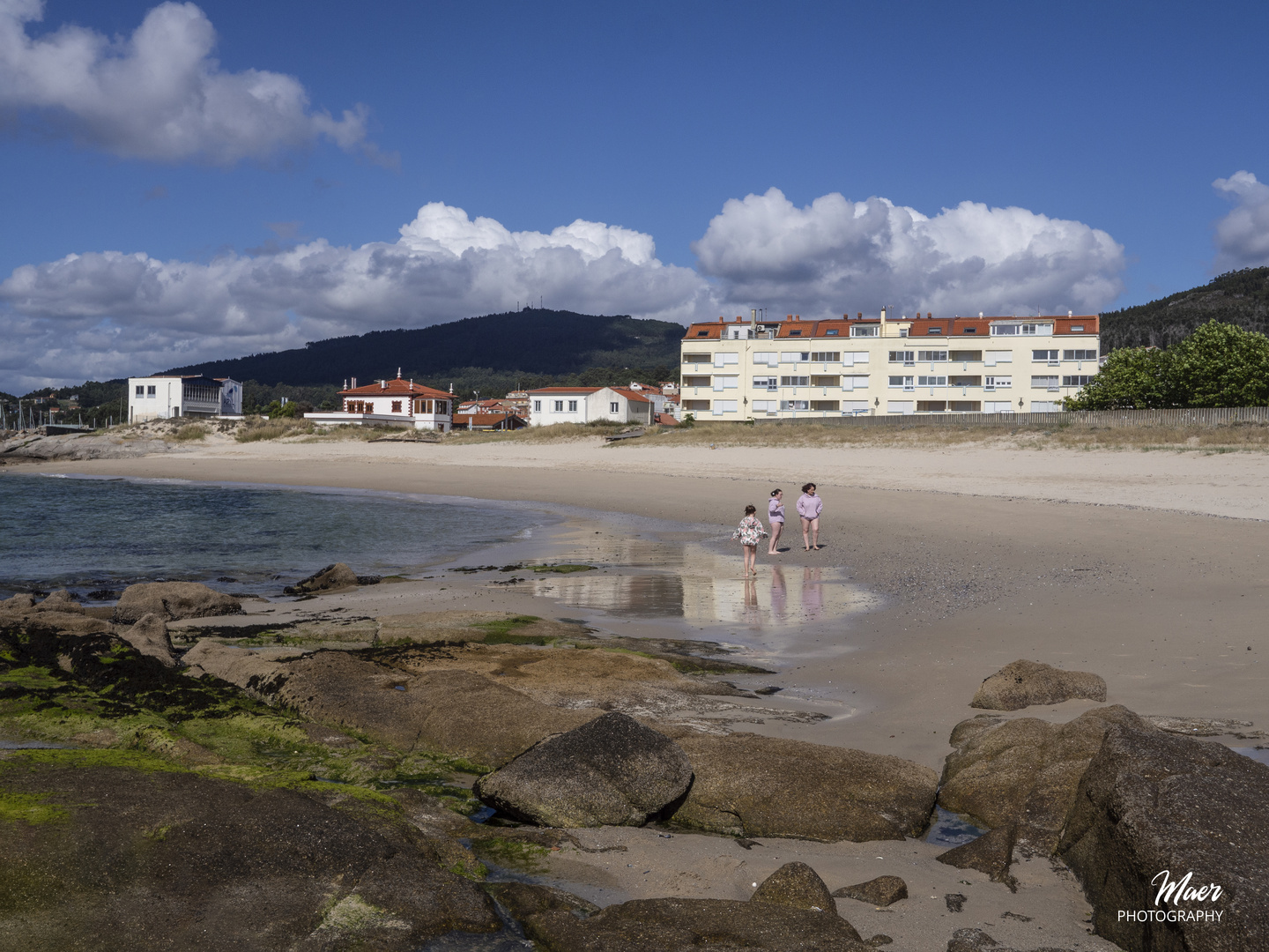 Reflejos en el agua que baña la orilla de la playa.