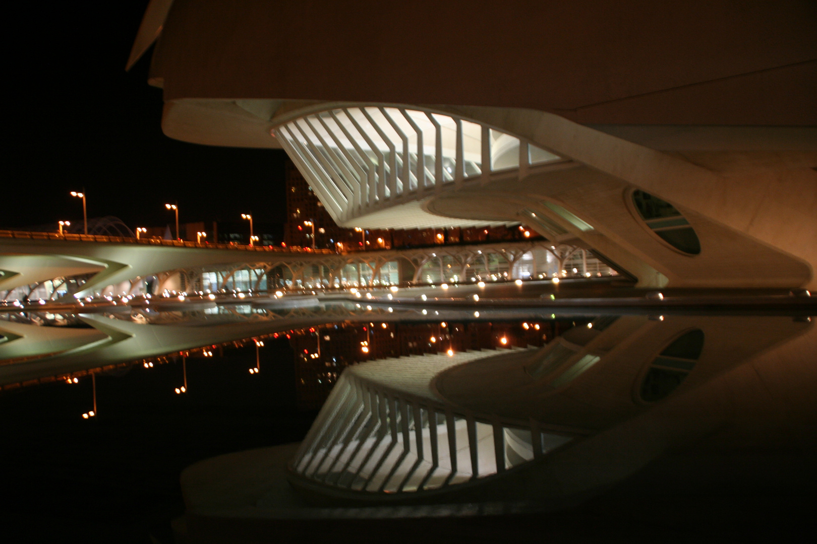 Reflejos en el Museo Reina Sofia ,Valencia.