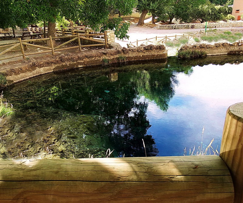 Reflejos en el Nacimiento del Río Segura, a 5 KM de Pontones (Jaén ) España